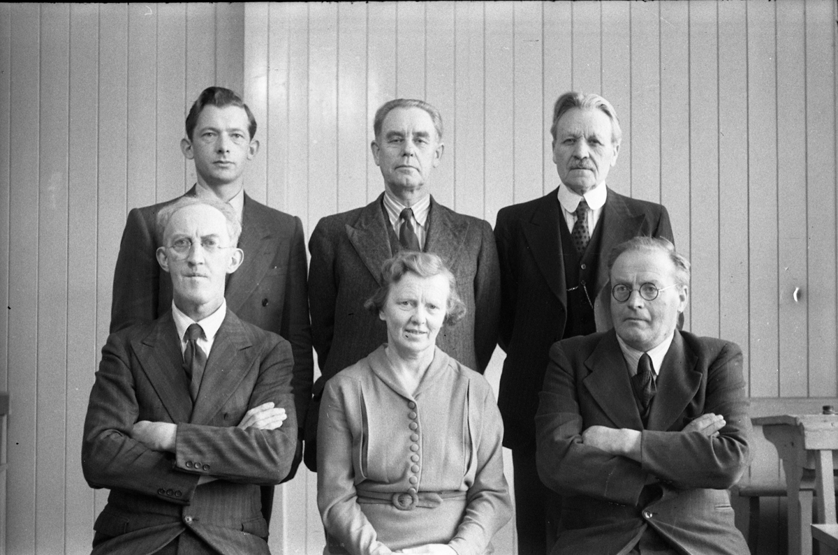 Sju bilder av lærerkollegiet ved realskolen på Kraby, Østre Toten, mars/april 1950. Foran fra venstre: Paul Akerblom (rektor), Martha Nilsen, Hans Toresen.
Bak fra venstre: Alf Utengen, Jens Oscar Nilsen, Ingebrigt Hole (pensjonert sogneprest).
Sju bilder.