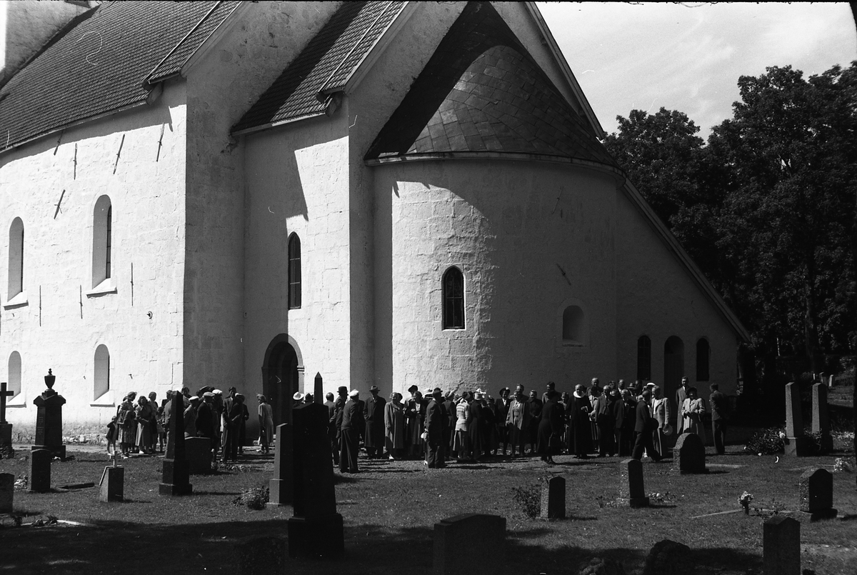 En gruppe personer samlet ved Hoff kirke. Ukjent hvem og i hvilken anledning. Serie på 8 bilder.