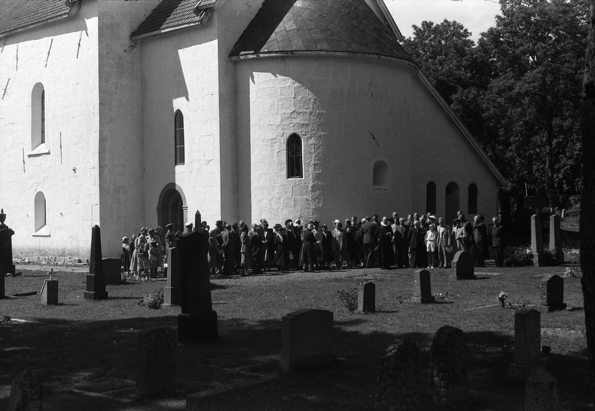 En gruppe personer samlet ved Hoff kirke. Ukjent hvem og i hvilken anledning. Serie på 8 bilder.