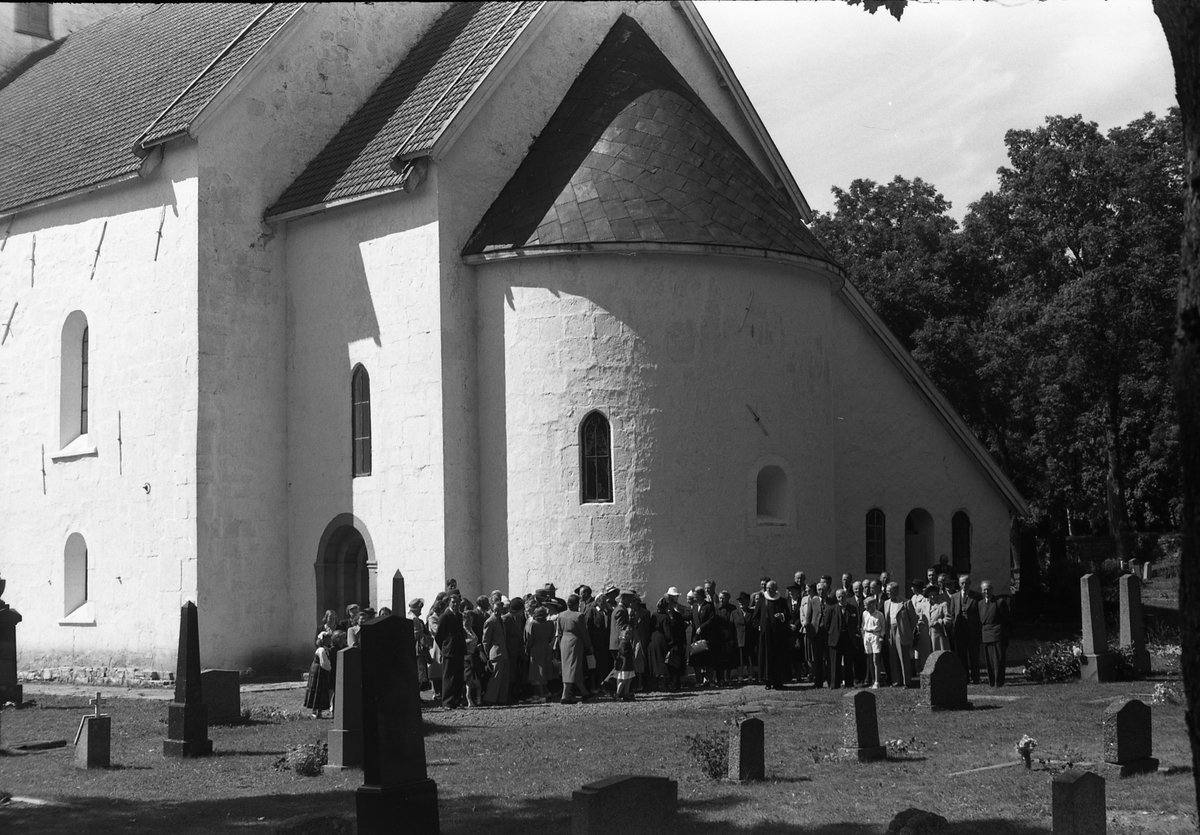 En gruppe personer samlet ved Hoff kirke. Ukjent hvem og i hvilken anledning. Serie på 8 bilder.