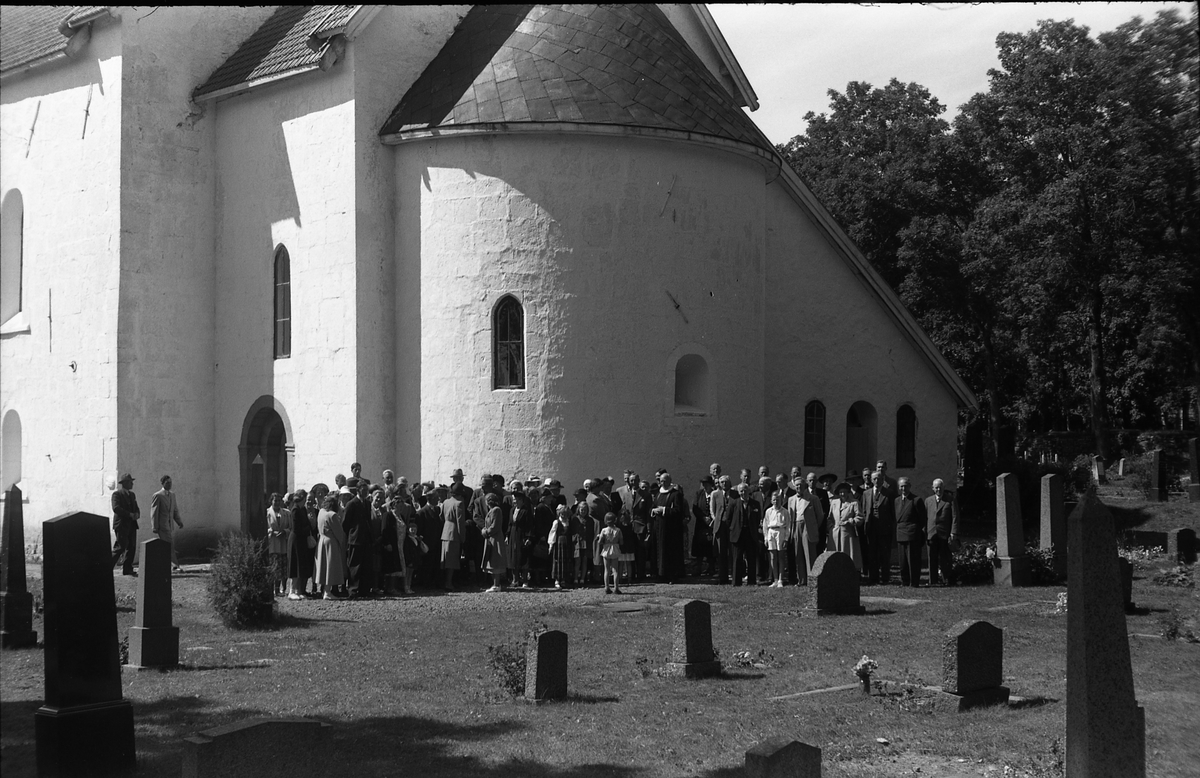 En gruppe personer samlet ved Hoff kirke. Ukjent hvem og i hvilken anledning. Serie på 8 bilder.
