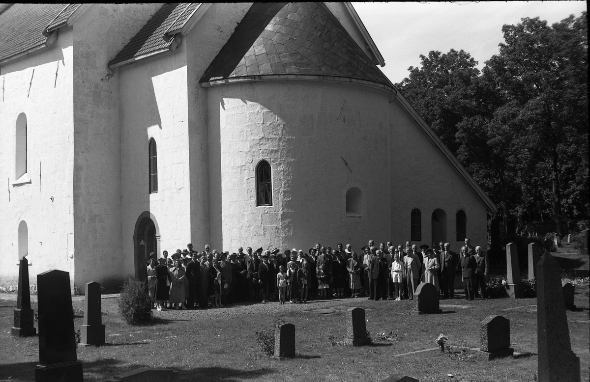 En gruppe personer samlet ved Hoff kirke. Ukjent hvem og i hvilken anledning. Serie på 8 bilder.