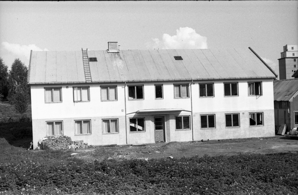 Lindkon konfeksjonsfabrikk på Lena på ettersommeren 1950. Bygningen ble oppført 1949-1950, revet 2015.