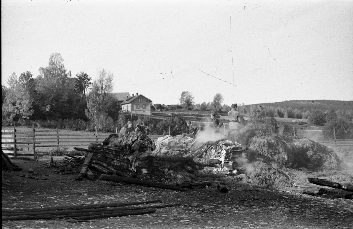 Branntomt etter låve- og stabbursbrann på Helgestad Store Vestre i Totenvika 29.september 1950. Totens Blad skrev at "En del avling, redskaper og 10 grisunger strøk også med". Serie på 14 bilder.