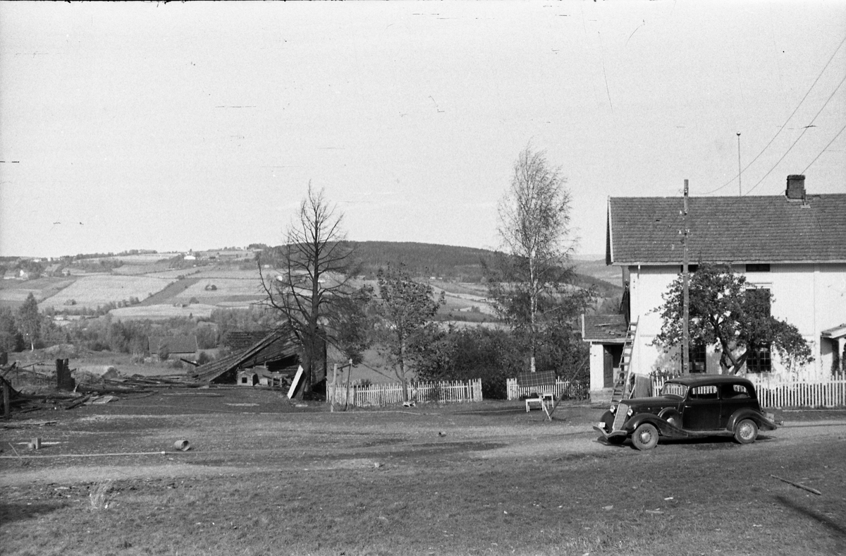 Branntomt etter låve- og stabbursbrann på Helgestad Store Vestre i Totenvika 29.september 1950. Totens Blad skrev at "En del avling, redskaper og 10 grisunger strøk også med". Serie på 14 bilder.