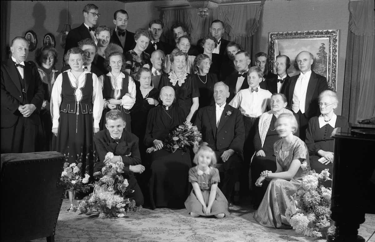 Trolig fra feiringen av David og Helene Seierstads diamantbryllup høsten 1950. Jubilantene sitter foran, omgitt av i det alt vesentlige slekt. 
Serie på 6 bildere, mens på bilde nr. 7 er personene nummerert, og det er disse numrene som brukes i følgende oversikt:
1.Johan Johannson, 2.Inger Mørch Reiersen (g.Lindstad), 3.Kari Mørch Reiersen (g.Stabo Eeg), 4.Helene Seierstad, 5.David Seierstad, 6.Klara Gihle, 7.Magda Trostad, 8.Halvard Seierstad, 9.Kari Sem (f.Seierstad), 10.Ruth Seierstad, 11.Trond Seierstad, 12.Helga Kirkeby (f.Seierstad), 13.Mosse (Sofie) Drager, 14.Borghild Johannson (f.Seierstad), 15.Magda Seierstad, 16.Hans Seierstad, 17.Håvar Mørch Reiersen, 18.David Seierstad (sønn av Hans), 19.Mathinius Seierstad, 20.Alf Mørch Reiersen, 21.Helbjørg Tollefsrud (f.Seierstad), 22.Helen Johannson (f.Faleide), 23.Torleif Johannson, 24. Johan Tollefsrud, 25 Ernst Kirkeby, 26. ?, 27.Ivar Åge Lund, 28.Margit Gihle, 29.Sigrid Mørch Reiersen (f.Seierstad), 30. Hans Gihle, 31.Kari Seierstad (f.Eriksen).