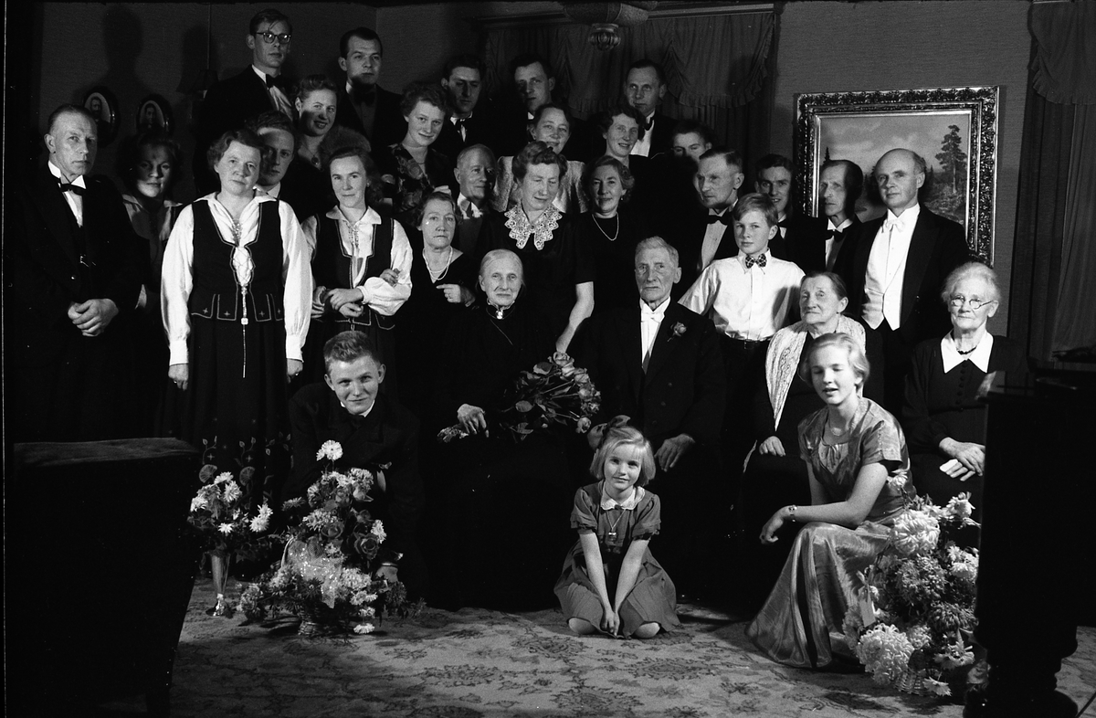 Trolig fra feiringen av David og Helene Seierstads diamantbryllup høsten 1950. Jubilantene sitter foran, omgitt av i det alt vesentlige slekt. 
Serie på 6 bildere, mens på bilde nr. 7 er personene nummerert, og det er disse numrene som brukes i følgende oversikt:
1.Johan Johannson, 2.Inger Mørch Reiersen (g.Lindstad), 3.Kari Mørch Reiersen (g.Stabo Eeg), 4.Helene Seierstad, 5.David Seierstad, 6.Klara Gihle, 7.Magda Trostad, 8.Halvard Seierstad, 9.Kari Sem (f.Seierstad), 10.Ruth Seierstad, 11.Trond Seierstad, 12.Helga Kirkeby (f.Seierstad), 13.Mosse (Sofie) Drager, 14.Borghild Johannson (f.Seierstad), 15.Magda Seierstad, 16.Hans Seierstad, 17.Håvar Mørch Reiersen, 18.David Seierstad (sønn av Hans), 19.Mathinius Seierstad, 20.Alf Mørch Reiersen, 21.Helbjørg Tollefsrud (f.Seierstad), 22.Helen Johannson (f.Faleide), 23.Torleif Johannson, 24. Johan Tollefsrud, 25 Ernst Kirkeby, 26. ?, 27.Ivar Åge Lund, 28.Margit Gihle, 29.Sigrid Mørch Reiersen (f.Seierstad), 30. Hans Gihle, 31.Kari Seierstad (f.Eriksen).