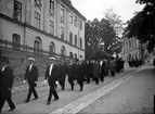 Procession vid öppnandet av Uppsala ärkestifts prästmöte, Biskopsgatan utanför Ärkebiskopsgården