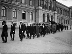 Procession vid öppnandet av Uppsala ärkestifts prästmöte, utanför Universitetshuset