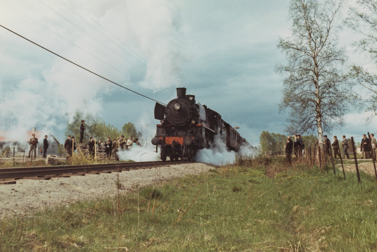 Fotokjøring med veterantog trukket av damplokomotiv 26c nr. 411, her underveis fra Elverum til Kongsvinger på Solørbanen