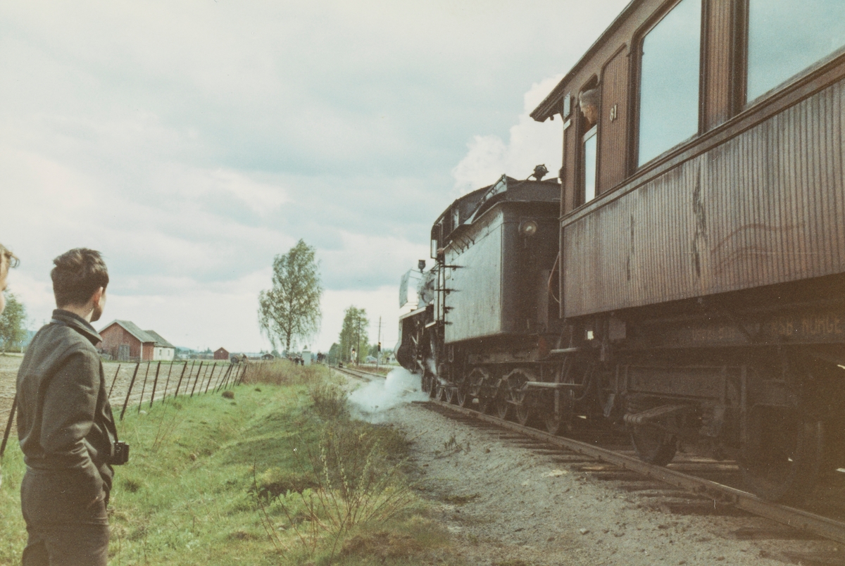 Fotokjøring med veterantog trukket av damplokomotiv 26c nr. 411, her underveis fra Elverum til Kongsvinger på Solørbanen