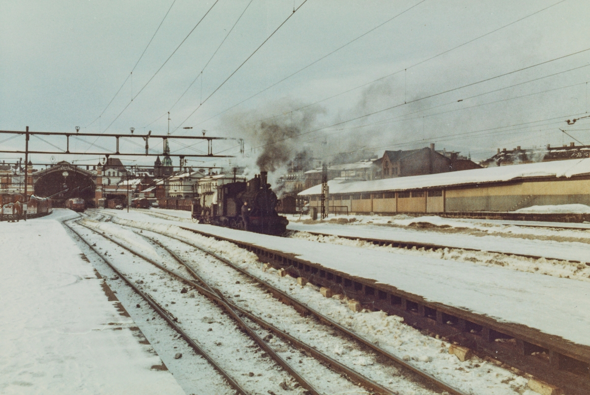 Damplokomotiv type 23b 441 i skiftetjeneste på Oslo Østbanestasjon, 13 bilder