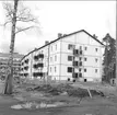 Byggnation av hyresfastigheter (H S B) på Skogvaktaregatan i Södra Skogen, byggnadsfirma från Karlskoga utförde byggnationen. Neg finns.