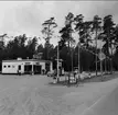 Invigning av Gulf bensinstation på Askersundsvägen, Karlsborg (nuvarande OK/Q8) 1960. Endast neg finns.