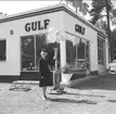 Invigning av Gulf bensinstation på Askersundsvägen, Karlsborg (nuvarande OK/Q8) 1960. Endast neg finns.