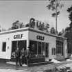 Gulf bensinstation (nuvarande OK/Q8) på Askersundsvägen, Karlsborg, 1962. På bilden syns bl.a. Lars Lindblad (bensinstationens ägare). Endast neg finns.