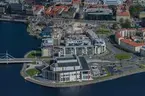 Flygfoto över Jönköping. I förgrunden Kulturhuset Spira och kvarteret Atollen vid Munksjön.