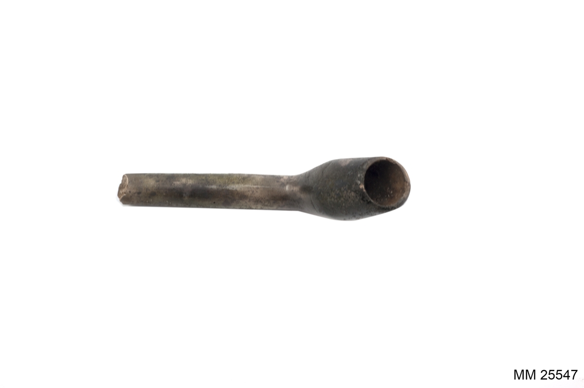 Brungrå kritpipa. Avbrutet skaft. Relativt stor klack på undersidan innan skaftet svänger till huvud och kammare.