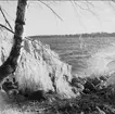 Isformationer vid Vätterns strand utmed Strandvägen, Karlsborg, mars 1961. Endast neg finns.