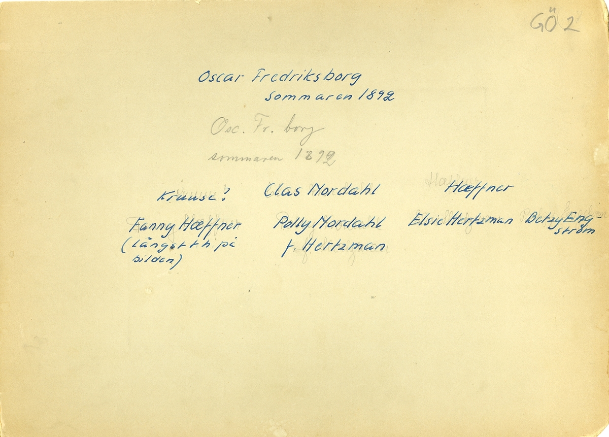 Grupporträtt av officerare och handarbetande kvinnor, Oskar-Fredriksborg befästning, sommaren 1892.