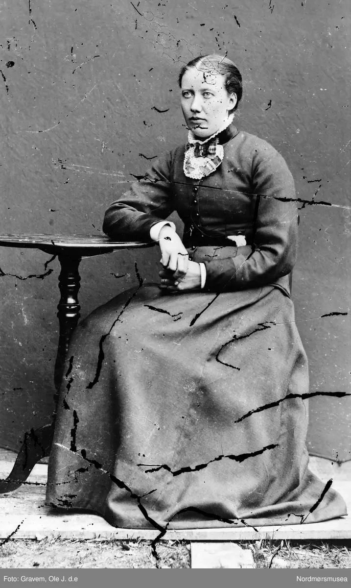 Kristine Knutsdatter (Løken) Gravem (1861-1911), datter av Knut Ingebriktsen Løken (1815-1899) og Magnhild Endresdatter Løken (1820-1914). Hun var gift med fotograf Ole J. Gravem den eldre.