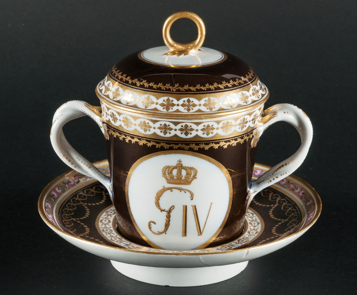 Kejsarinnans kopp med fat från S:t Petersburg 1792-1796. Koppens höjd 9 cm, fatet 16 cm i diameter. Koppen är en gåva av kejsarinna Katarina II till Gustav IV Adolf. Koppen som är dekorerad i blått, brunt, guld och rosenslingor har GustavIV Adolfs namnskiffer på ena sidan och lilla Svenska riksvapnet på den andra. Koppen, en choklad kopp har två snodda grepar och ett lock med en mittögla. Koppen förvärvades till Gävle museum i samband med nyinvigningen av konsthantverkssalarna 1967.