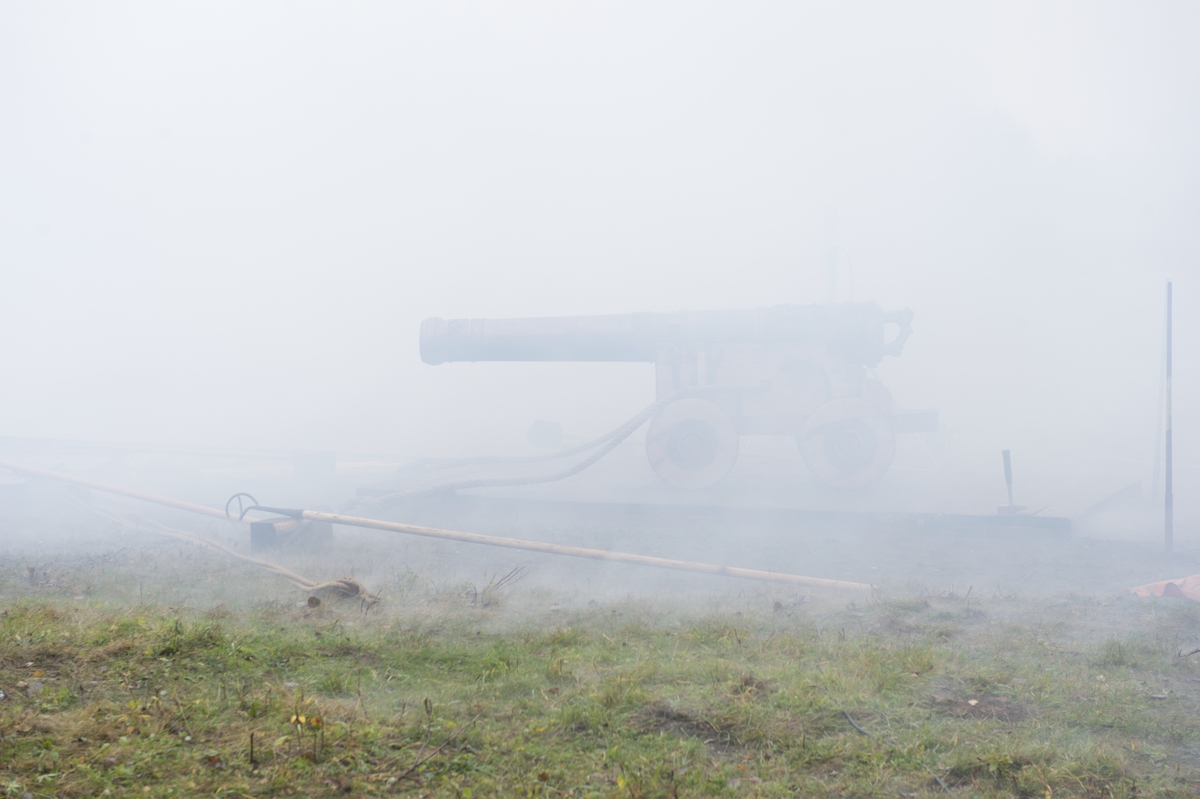 Kopia av Vasas 24-pundiga bronskanonen provskjuts vid Saab Bofors Test Center i Karlskoga.Skottet riktades mot en kopia av en del av Vasas fartygssida.