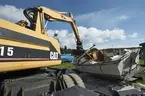 Företaget Båtskroten demonterar och skrotar en äldre plastbåt.