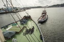 Isbrytaren Sankt Erik bogseras till dockan på Beckholmens va