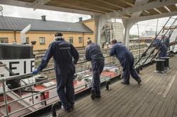 Isbrytaren Sankt Erik i dockan på Beckholmens varv för botte