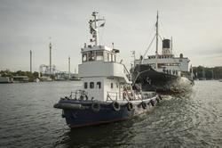 Isbrytare Sankt Erik på väg till och i dockan på Beckholmens
