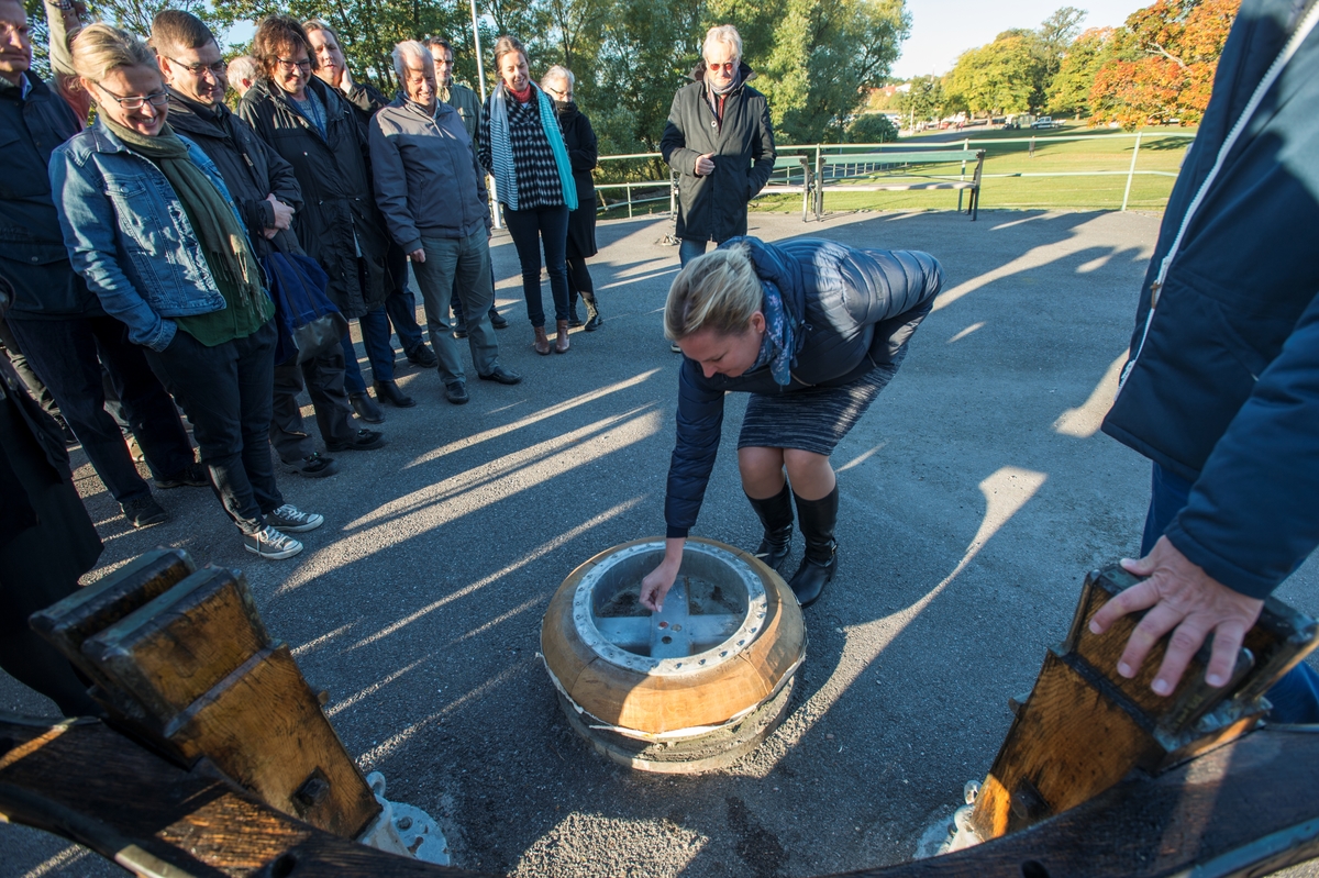 Gladans mast vid Sjöhistoriska plockas ner, renoveras och sätts upp.