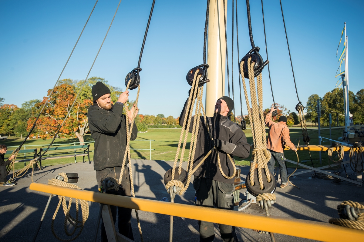 Gladans mast vid Sjöhistoriska plockas ner, renoveras och sätts upp.