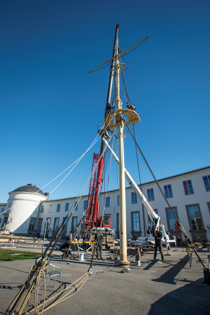 Gladans mast vid Sjöhistoriska plockas ner, renoveras och sätts upp.