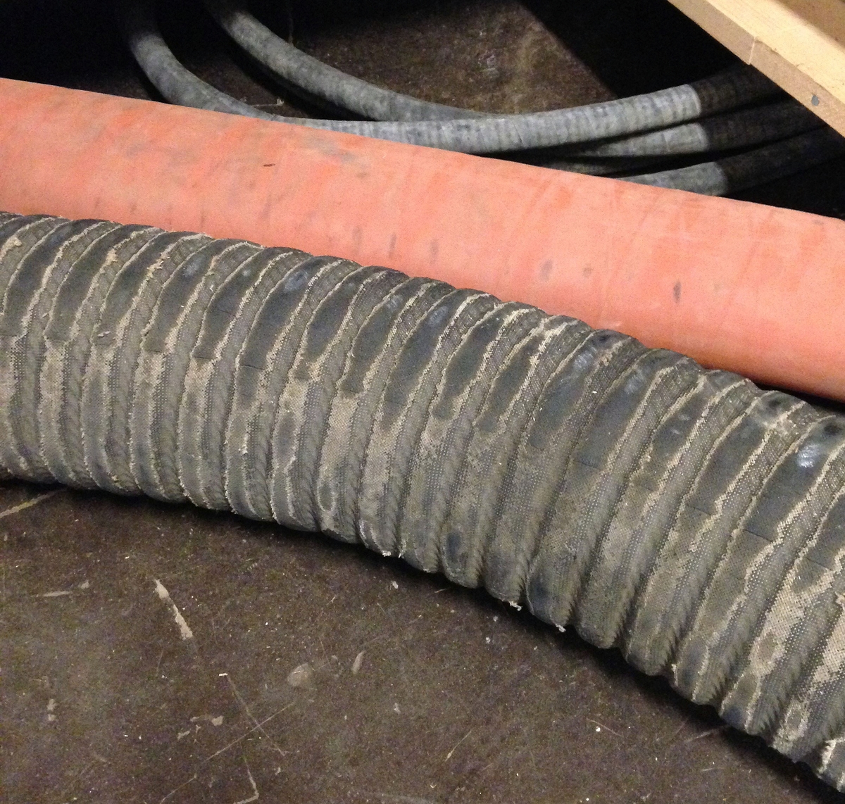 Fyra stycken slangar från Flygts pumpar som användes vid bärgningen av Vasa.
Två av pumpslangarna är av samma sort (slang 1 & 2). De har metallfästen i ändarna och är delvid tillverkade av textil.
De två övriga slangarna (slang 3 & 4) är en tjock och en tunn gummislang.