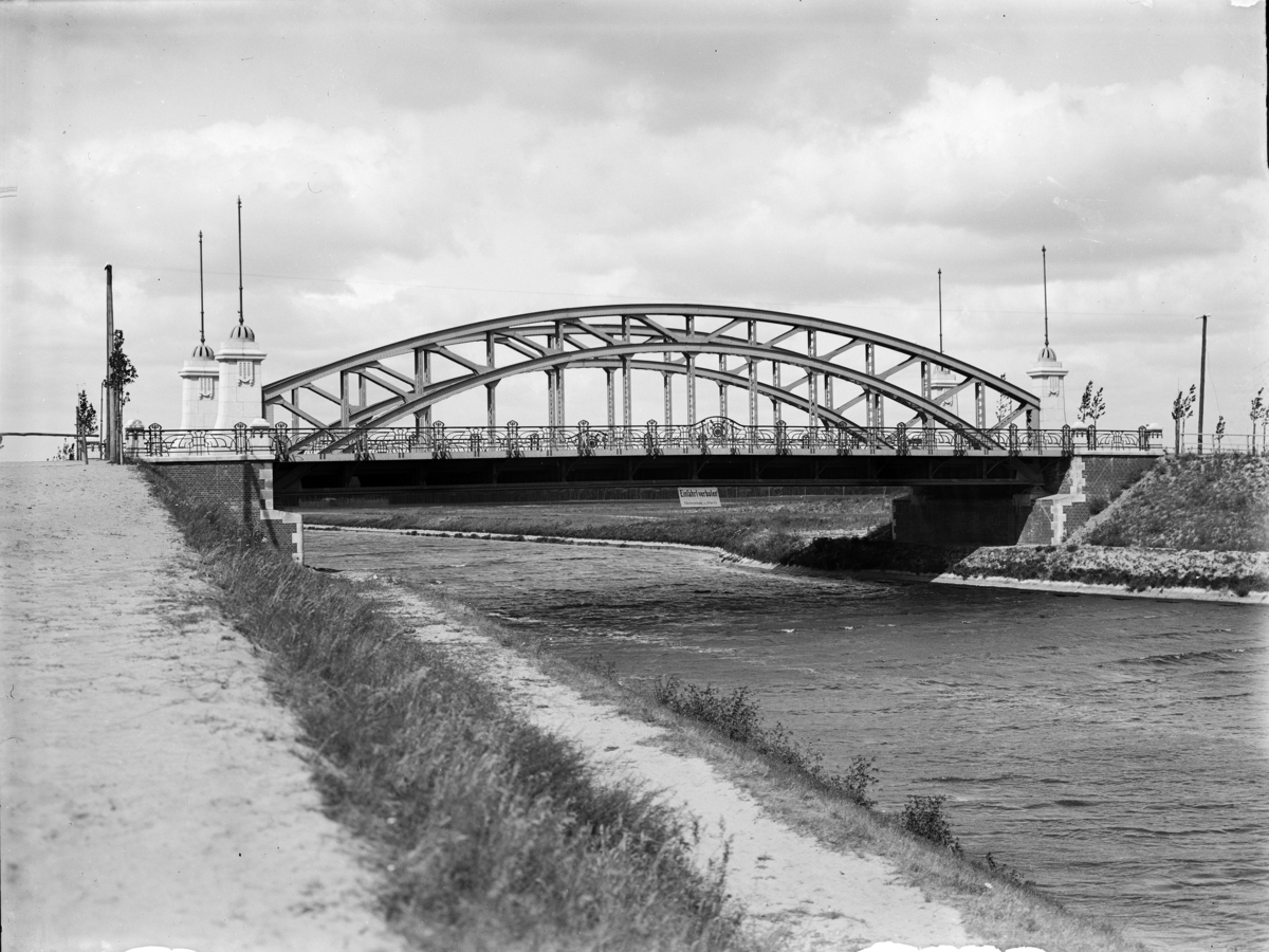 Byggingen av Teltow Kanal, Berlin, Tyskland. Anleggsperiode i fra 1900 til 1906. Stousland deltok i byggingen av kanalen i praksisperioden under studietiden ved Kønigliche Hochschule, Hannover. Han gikk der i fra 1901, og avla diplomeksamen februar 1906.