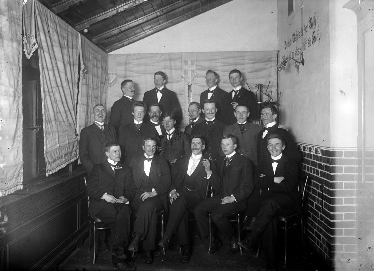 Tyskland, Georg Jacob Stousland studerte ved den Kongelige Tekniske Høyskole. Königliche Technische Hochschule Hannover. Han hadde sin praksisperiode i Berlin og var ferdig utdannet ingeniør i februar 1906, gruppe studenter,