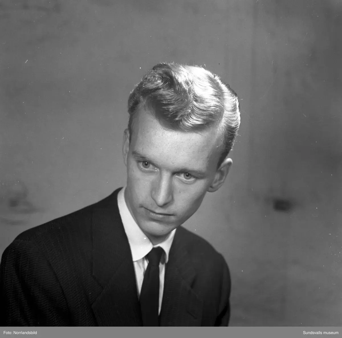 Porträttbilder på en lång rad allvarliga unga män som agerat frisörmodeller vid en frisörtävling i Sundsvall. Fönade vågor var uppenbarligen högsta mode i slutet av 1950-talet.
1. Bert Abrahamsson.
2. Bo Andersson.
3. Jan Berggren.
4. Stig Bergström.
5. Rolf Billberg.
6. Åke Dahlin.
7. Leif Hamrin.
8. Bert Hörnfeldt.
9. Mats Jonsson.
10. Gösta Lindgren.
11. Kurt Lindgren.
12. Lars Ling.
13. Göran Löfgren.
14. Sten Löfgren.
15. Lars Magnusson.
16. Bengt Norén.
17. Kjell Norling.
18. Arne Rosenlund.
19. Ivar Silén.
20. Lars Tehlin.
21. Tore Wallin.
22. Leif Vieståhl.
23. Kjell Värnbrink.