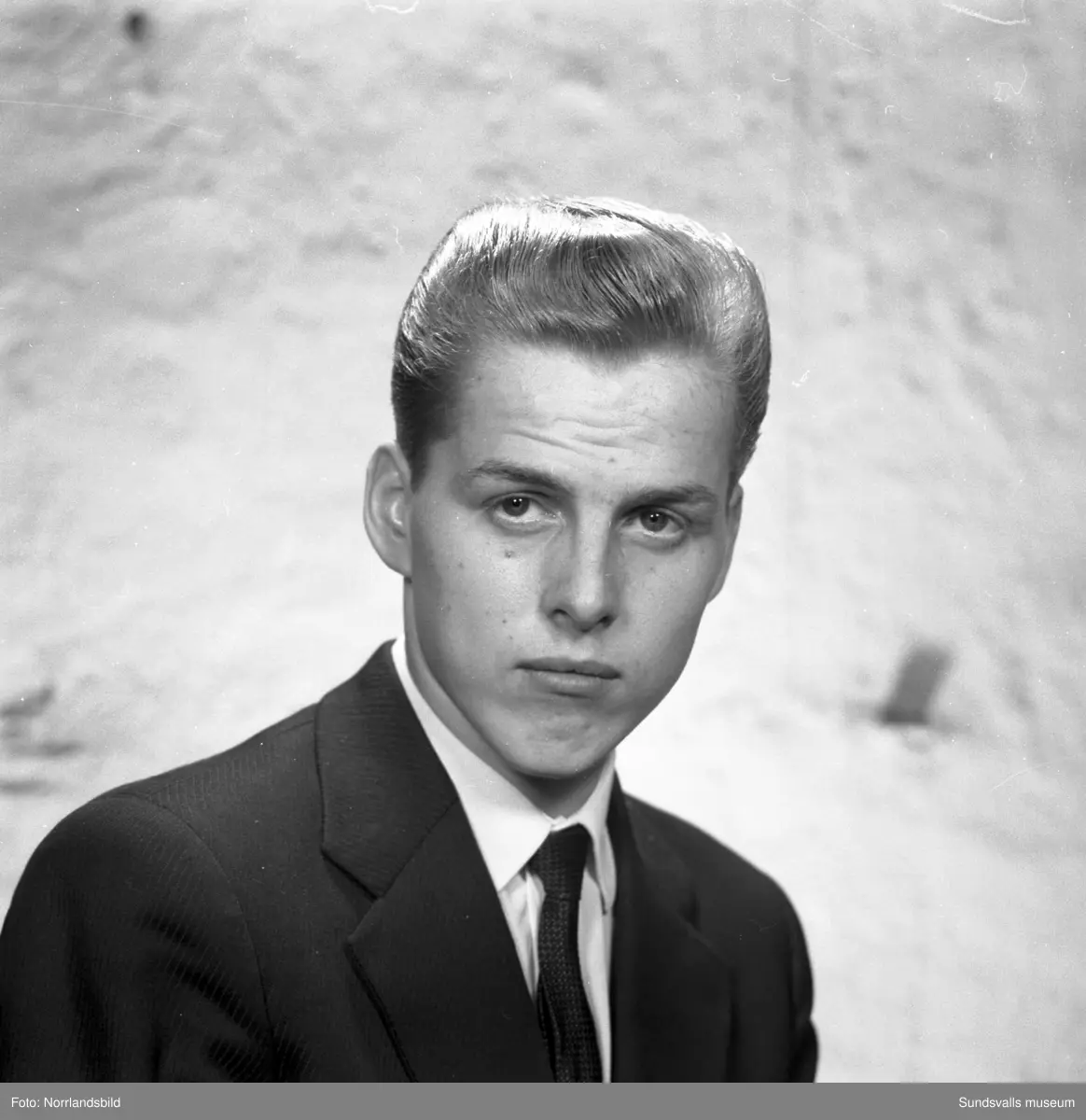 Porträttbilder på en lång rad allvarliga unga män som agerat frisörmodeller vid en frisörtävling i Sundsvall. Fönade vågor var uppenbarligen högsta mode i slutet av 1950-talet.
1. Bert Abrahamsson.
2. Bo Andersson.
3. Jan Berggren.
4. Stig Bergström.
5. Rolf Billberg.
6. Åke Dahlin.
7. Leif Hamrin.
8. Bert Hörnfeldt.
9. Mats Jonsson.
10. Gösta Lindgren.
11. Kurt Lindgren.
12. Lars Ling.
13. Göran Löfgren.
14. Sten Löfgren.
15. Lars Magnusson.
16. Bengt Norén.
17. Kjell Norling.
18. Arne Rosenlund.
19. Ivar Silén.
20. Lars Tehlin.
21. Tore Wallin.
22. Leif Vieståhl.
23. Kjell Värnbrink.