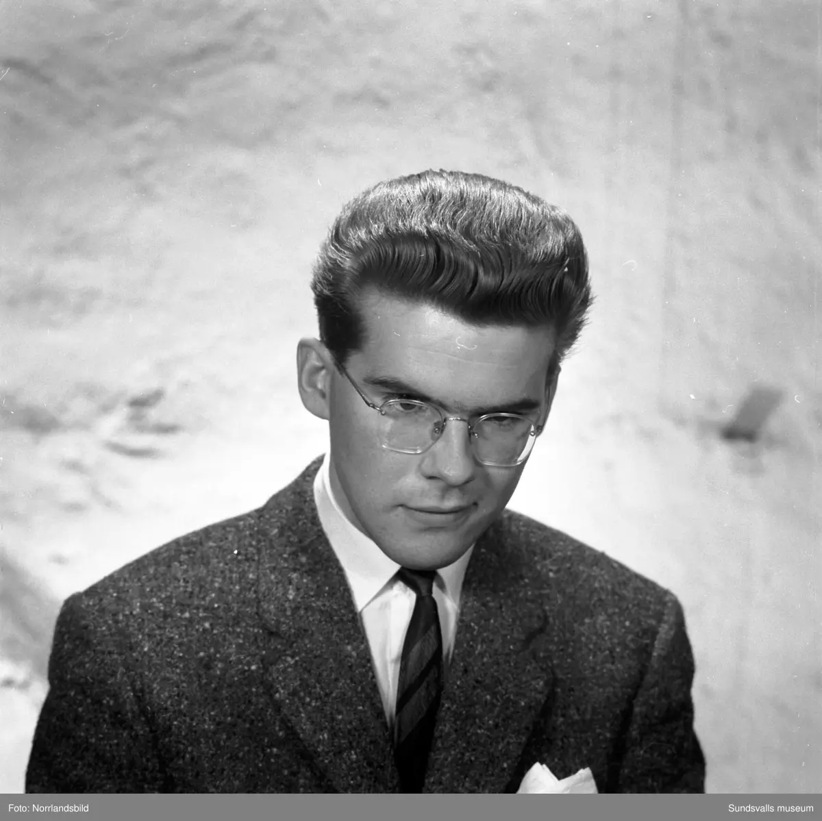 Porträttbilder på en lång rad allvarliga unga män som agerat frisörmodeller vid en frisörtävling i Sundsvall. Fönade vågor var uppenbarligen högsta mode i slutet av 1950-talet.
1. Bert Abrahamsson.
2. Bo Andersson.
3. Jan Berggren.
4. Stig Bergström.
5. Rolf Billberg.
6. Åke Dahlin.
7. Leif Hamrin.
8. Bert Hörnfeldt.
9. Mats Jonsson.
10. Gösta Lindgren.
11. Kurt Lindgren.
12. Lars Ling.
13. Göran Löfgren.
14. Sten Löfgren.
15. Lars Magnusson.
16. Bengt Norén.
17. Kjell Norling.
18. Arne Rosenlund.
19. Ivar Silén.
20. Lars Tehlin.
21. Tore Wallin.
22. Leif Vieståhl.
23. Kjell Värnbrink.