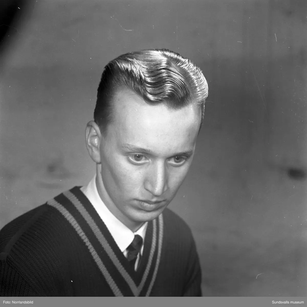 Porträttbilder på en lång rad allvarliga unga män som agerat frisörmodeller vid en frisörtävling i Sundsvall. Fönade vågor var uppenbarligen högsta mode i slutet av 1950-talet.
1. Bert Abrahamsson.
2. Bo Andersson.
3. Jan Berggren.
4. Stig Bergström.
5. Rolf Billberg.
6. Åke Dahlin.
7. Leif Hamrin.
8. Bert Hörnfeldt.
9. Mats Jonsson.
10. Gösta Lindgren.
11. Kurt Lindgren.
12. Lars Ling.
13. Göran Löfgren.
14. Sten Löfgren.
15. Lars Magnusson.
16. Bengt Norén.
17. Kjell Norling.
18. Arne Rosenlund.
19. Ivar Silén.
20. Lars Tehlin.
21. Tore Wallin.
22. Leif Vieståhl.
23. Kjell Värnbrink.