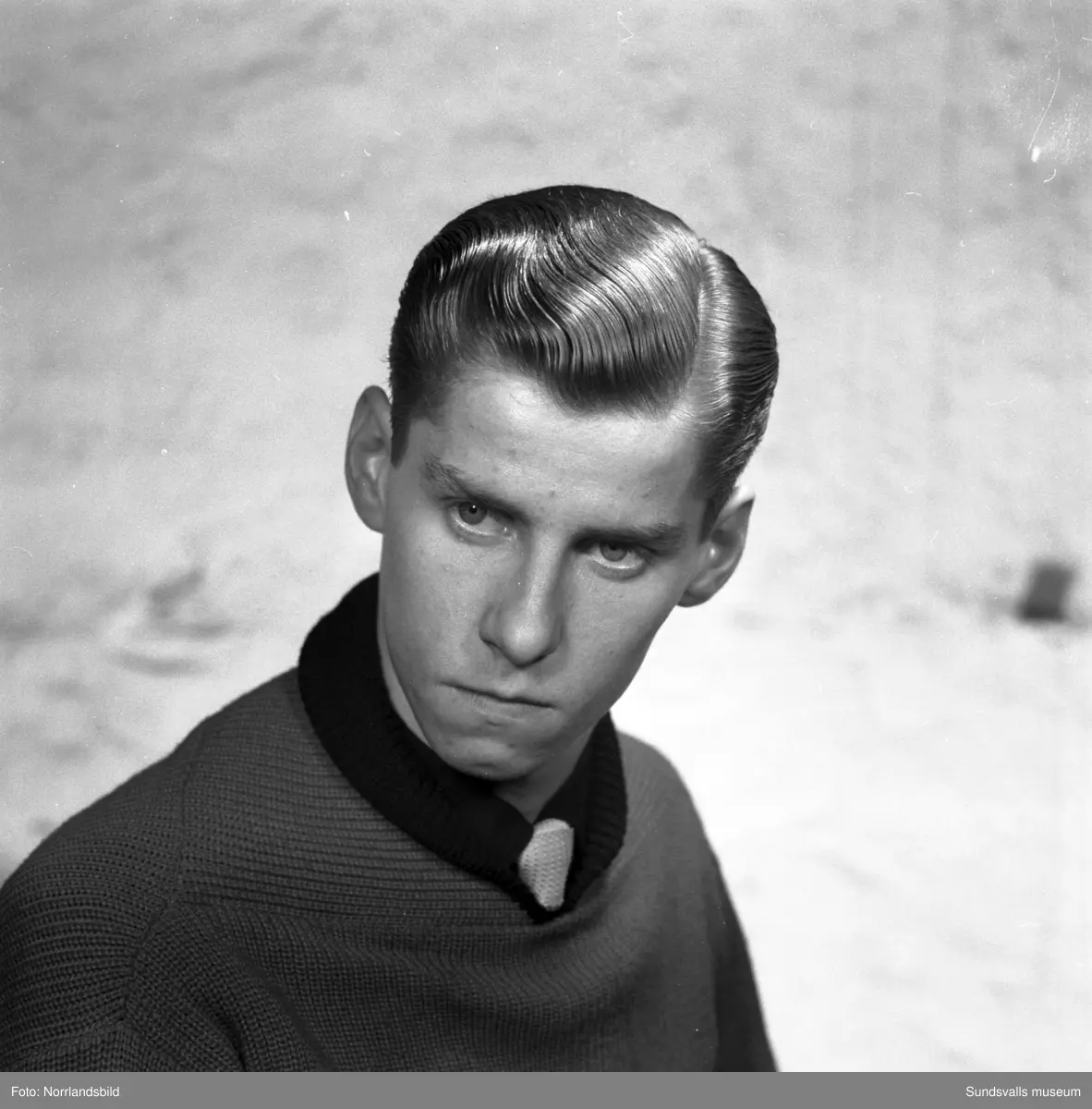Porträttbilder på en lång rad allvarliga unga män som agerat frisörmodeller vid en frisörtävling i Sundsvall. Fönade vågor var uppenbarligen högsta mode i slutet av 1950-talet.
1. Bert Abrahamsson.
2. Bo Andersson.
3. Jan Berggren.
4. Stig Bergström.
5. Rolf Billberg.
6. Åke Dahlin.
7. Leif Hamrin.
8. Bert Hörnfeldt.
9. Mats Jonsson.
10. Gösta Lindgren.
11. Kurt Lindgren.
12. Lars Ling.
13. Göran Löfgren.
14. Sten Löfgren.
15. Lars Magnusson.
16. Bengt Norén.
17. Kjell Norling.
18. Arne Rosenlund.
19. Ivar Silén.
20. Lars Tehlin.
21. Tore Wallin.
22. Leif Vieståhl.
23. Kjell Värnbrink.