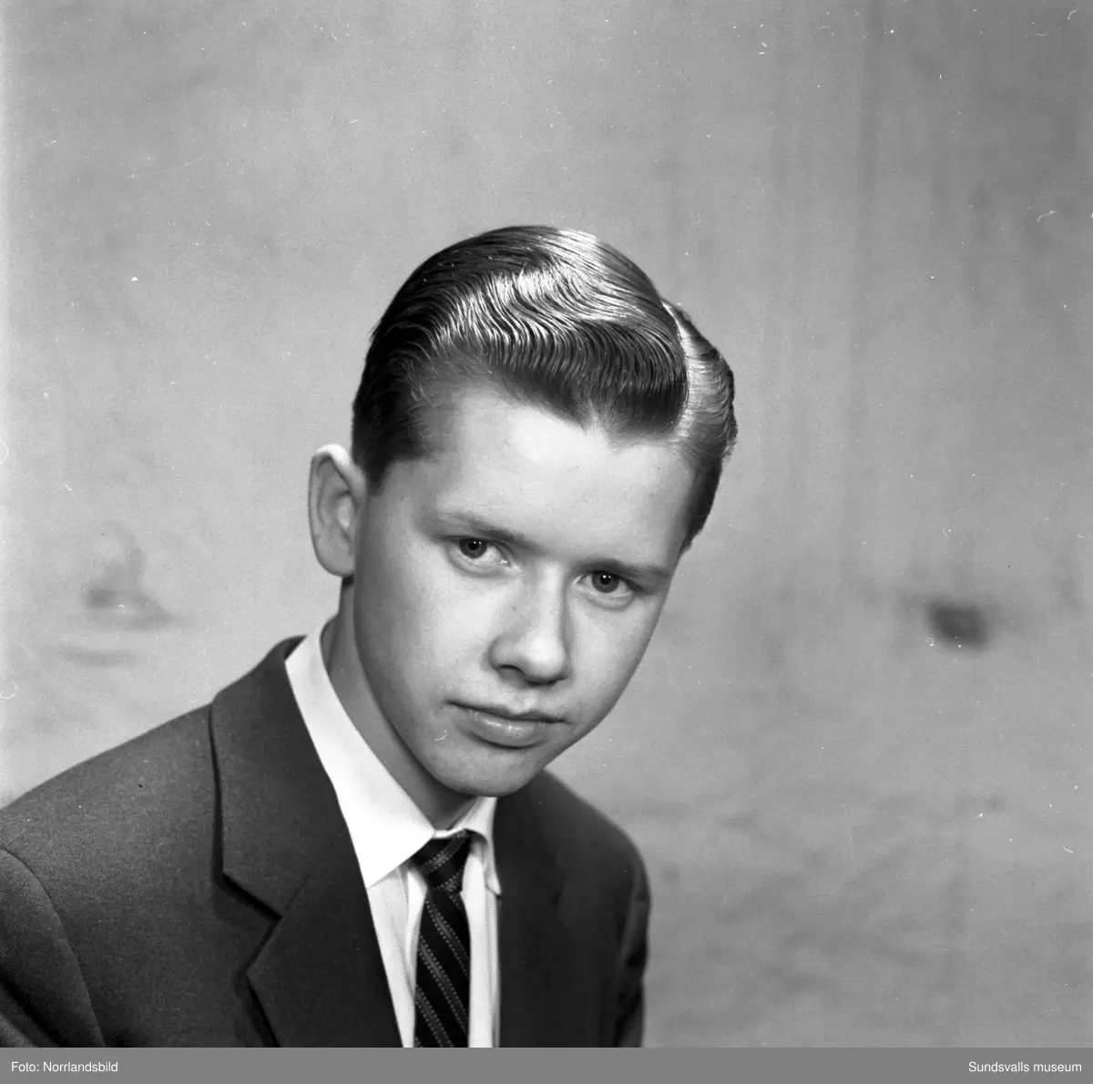 Porträttbilder på en lång rad allvarliga unga män som agerat frisörmodeller vid en frisörtävling i Sundsvall. Fönade vågor var uppenbarligen högsta mode i slutet av 1950-talet.
1. Bert Abrahamsson.
2. Bo Andersson.
3. Jan Berggren.
4. Stig Bergström.
5. Rolf Billberg.
6. Åke Dahlin.
7. Leif Hamrin.
8. Bert Hörnfeldt.
9. Mats Jonsson.
10. Gösta Lindgren.
11. Kurt Lindgren.
12. Lars Ling.
13. Göran Löfgren.
14. Sten Löfgren.
15. Lars Magnusson.
16. Bengt Norén.
17. Kjell Norling.
18. Arne Rosenlund.
19. Ivar Silén.
20. Lars Tehlin.
21. Tore Wallin.
22. Leif Vieståhl.
23. Kjell Värnbrink.