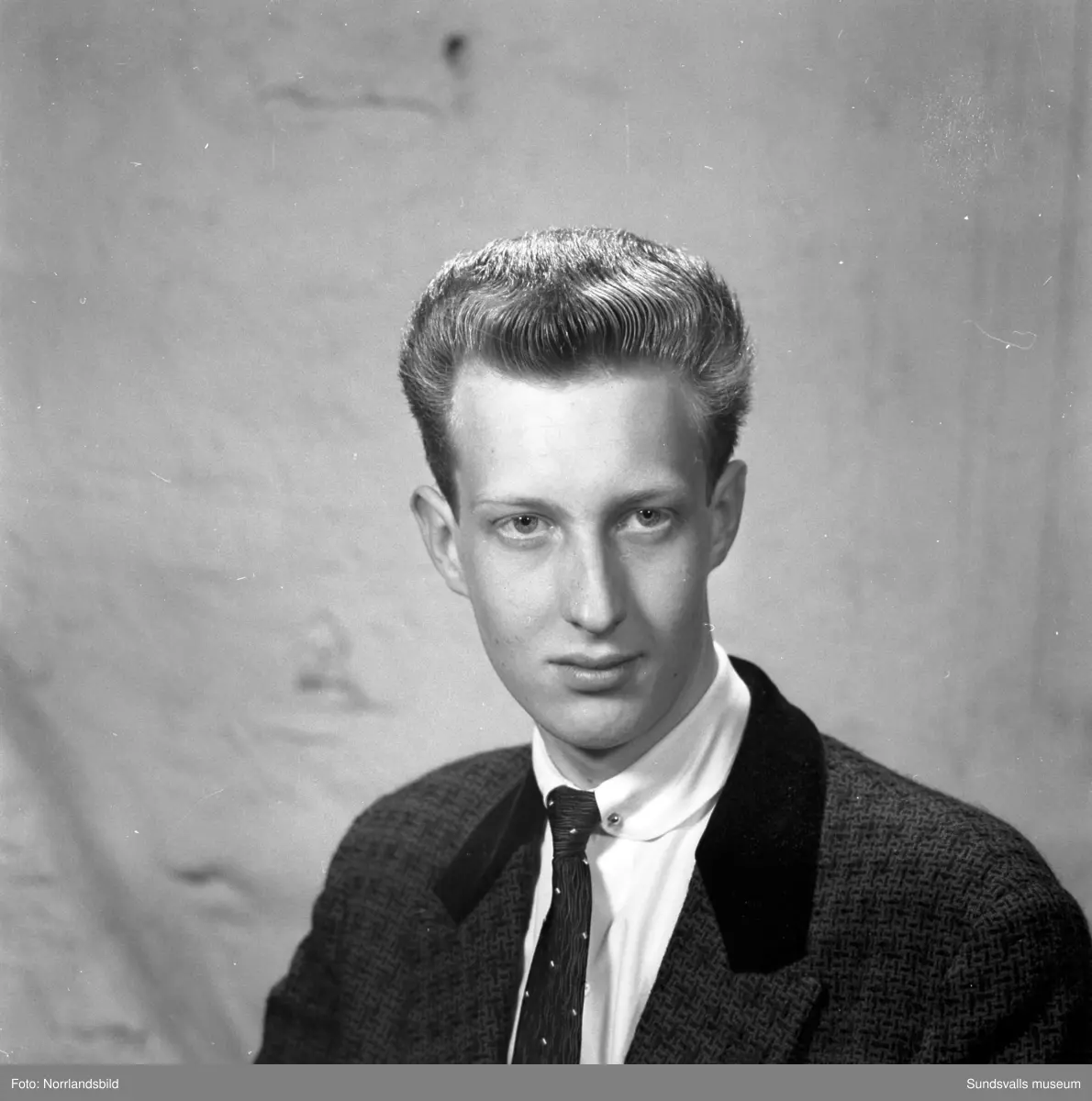 Porträttbilder på en lång rad allvarliga unga män som agerat frisörmodeller vid en frisörtävling i Sundsvall. Fönade vågor var uppenbarligen högsta mode i slutet av 1950-talet.
1. Bert Abrahamsson.
2. Bo Andersson.
3. Jan Berggren.
4. Stig Bergström.
5. Rolf Billberg.
6. Åke Dahlin.
7. Leif Hamrin.
8. Bert Hörnfeldt.
9. Mats Jonsson.
10. Gösta Lindgren.
11. Kurt Lindgren.
12. Lars Ling.
13. Göran Löfgren.
14. Sten Löfgren.
15. Lars Magnusson.
16. Bengt Norén.
17. Kjell Norling.
18. Arne Rosenlund.
19. Ivar Silén.
20. Lars Tehlin.
21. Tore Wallin.
22. Leif Vieståhl.
23. Kjell Värnbrink.