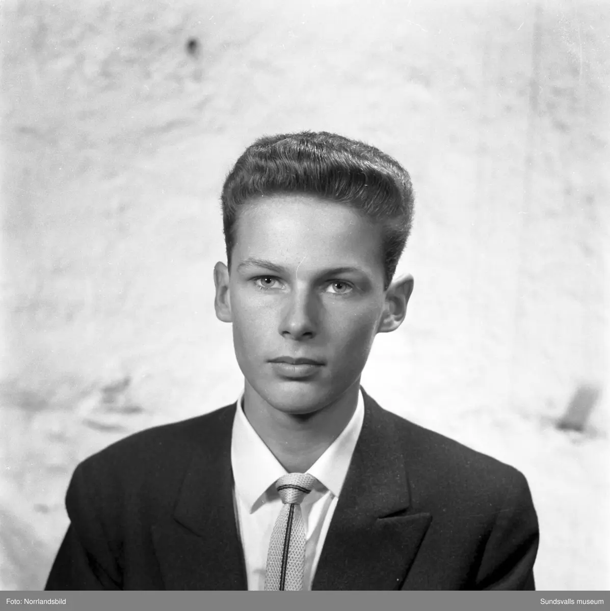 Porträttbilder på en lång rad allvarliga unga män som agerat frisörmodeller vid en frisörtävling i Sundsvall. Fönade vågor var uppenbarligen högsta mode i slutet av 1950-talet.
1. Bert Abrahamsson.
2. Bo Andersson.
3. Jan Berggren.
4. Stig Bergström.
5. Rolf Billberg.
6. Åke Dahlin.
7. Leif Hamrin.
8. Bert Hörnfeldt.
9. Mats Jonsson.
10. Gösta Lindgren.
11. Kurt Lindgren.
12. Lars Ling.
13. Göran Löfgren.
14. Sten Löfgren.
15. Lars Magnusson.
16. Bengt Norén.
17. Kjell Norling.
18. Arne Rosenlund.
19. Ivar Silén.
20. Lars Tehlin.
21. Tore Wallin.
22. Leif Vieståhl.
23. Kjell Värnbrink.