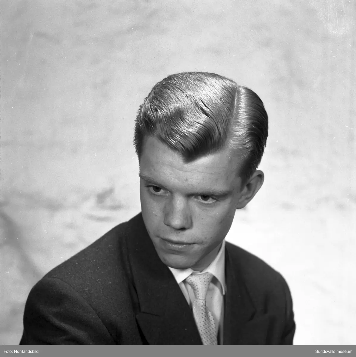 Porträttbilder på en lång rad allvarliga unga män som agerat frisörmodeller vid en frisörtävling i Sundsvall. Fönade vågor var uppenbarligen högsta mode i slutet av 1950-talet.
1. Bert Abrahamsson.
2. Bo Andersson.
3. Jan Berggren.
4. Stig Bergström.
5. Rolf Billberg.
6. Åke Dahlin.
7. Leif Hamrin.
8. Bert Hörnfeldt.
9. Mats Jonsson.
10. Gösta Lindgren.
11. Kurt Lindgren.
12. Lars Ling.
13. Göran Löfgren.
14. Sten Löfgren.
15. Lars Magnusson.
16. Bengt Norén.
17. Kjell Norling.
18. Arne Rosenlund.
19. Ivar Silén.
20. Lars Tehlin.
21. Tore Wallin.
22. Leif Vieståhl.
23. Kjell Värnbrink.