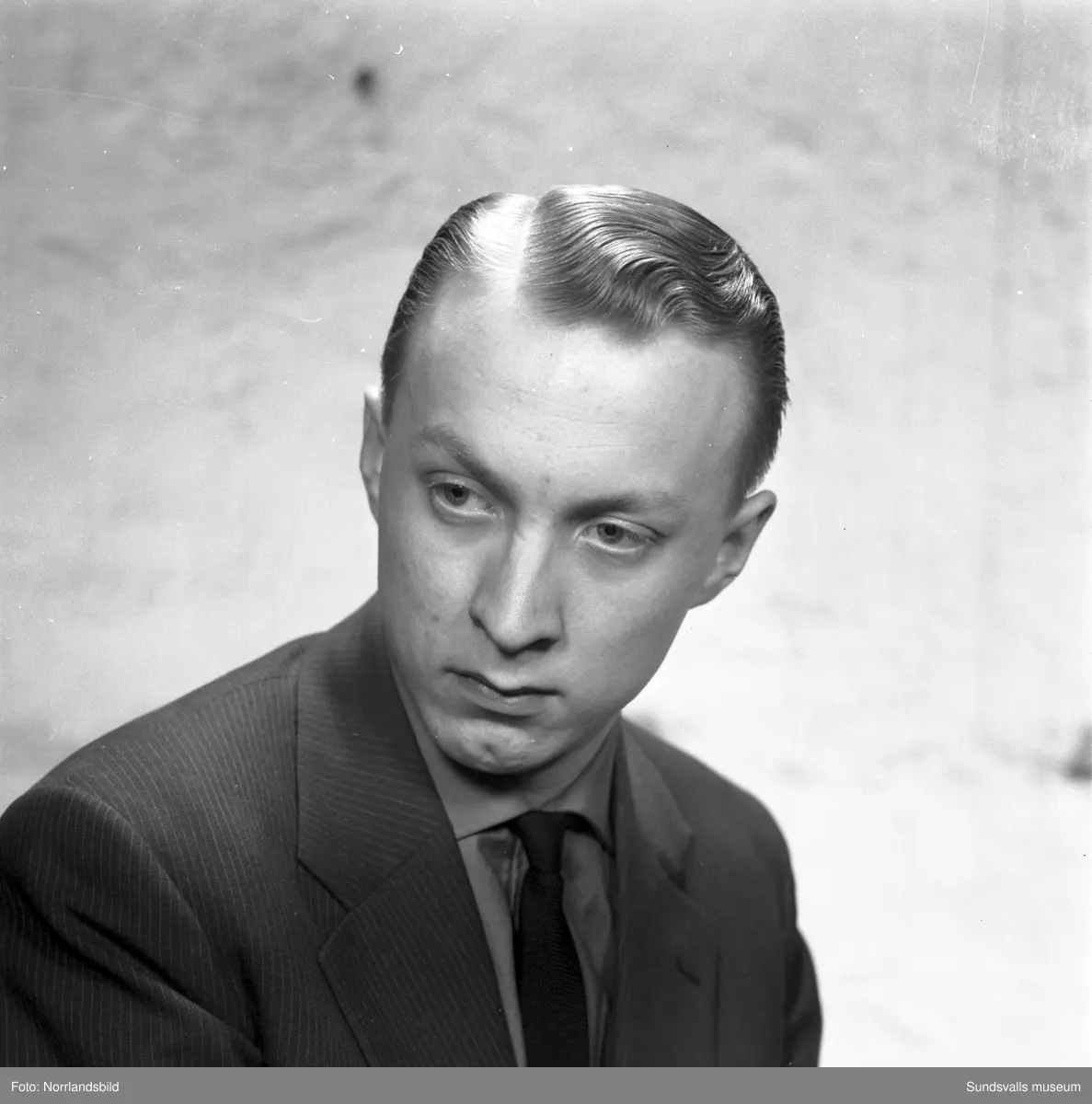 Porträttbilder på en lång rad allvarliga unga män som agerat frisörmodeller vid en frisörtävling i Sundsvall. Fönade vågor var uppenbarligen högsta mode i slutet av 1950-talet.
1. Bert Abrahamsson.
2. Bo Andersson.
3. Jan Berggren.
4. Stig Bergström.
5. Rolf Billberg.
6. Åke Dahlin.
7. Leif Hamrin.
8. Bert Hörnfeldt.
9. Mats Jonsson.
10. Gösta Lindgren.
11. Kurt Lindgren.
12. Lars Ling.
13. Göran Löfgren.
14. Sten Löfgren.
15. Lars Magnusson.
16. Bengt Norén.
17. Kjell Norling.
18. Arne Rosenlund.
19. Ivar Silén.
20. Lars Tehlin.
21. Tore Wallin.
22. Leif Vieståhl.
23. Kjell Värnbrink.