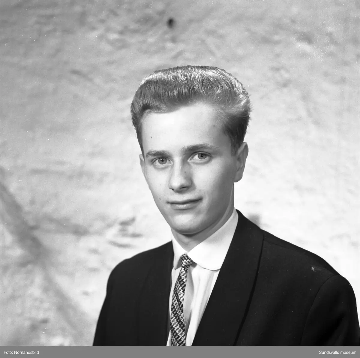 Porträttbilder på en lång rad allvarliga unga män som agerat frisörmodeller vid en frisörtävling i Sundsvall. Fönade vågor var uppenbarligen högsta mode i slutet av 1950-talet.
1. Bert Abrahamsson.
2. Bo Andersson.
3. Jan Berggren.
4. Stig Bergström.
5. Rolf Billberg.
6. Åke Dahlin.
7. Leif Hamrin.
8. Bert Hörnfeldt.
9. Mats Jonsson.
10. Gösta Lindgren.
11. Kurt Lindgren.
12. Lars Ling.
13. Göran Löfgren.
14. Sten Löfgren.
15. Lars Magnusson.
16. Bengt Norén.
17. Kjell Norling.
18. Arne Rosenlund.
19. Ivar Silén.
20. Lars Tehlin.
21. Tore Wallin.
22. Leif Vieståhl.
23. Kjell Värnbrink.