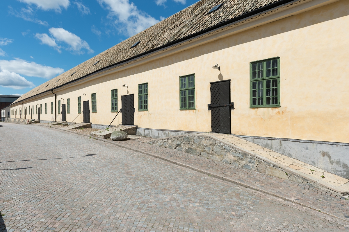 Envåningsbyggnad med vind. Vitgula putsade fasader och sadeltak. Fönster i gröna karmar med någon meters mellanrum längs den södra långsidan. Klocktorn på taket vid östra gaveln.