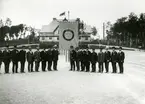 Sveriges Skytteförbund. Skyttar med förbundets fana.